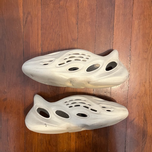 Yeezy Foam Runner ‘Sand’ Size 10 - Picture 2 of 4